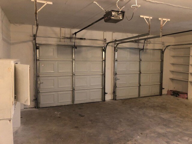 Building Photo - WEST SIDE UPDATED 4 BEDROOM AVAILABLE TODAY!