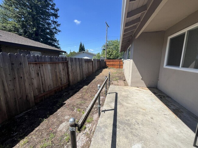 Building Photo - 6417-6417 San Stefano St