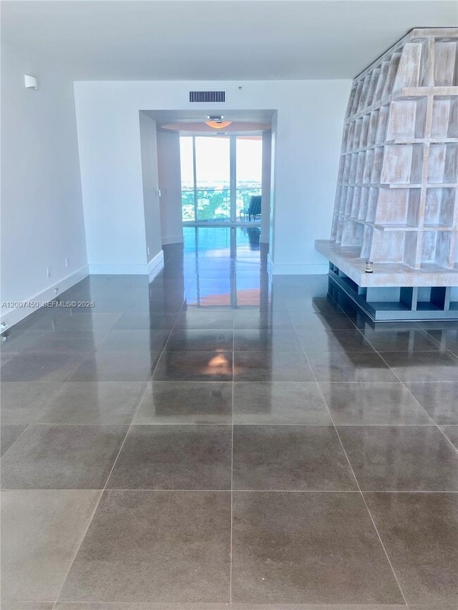 Building Photo - 300 South Pointe Dr