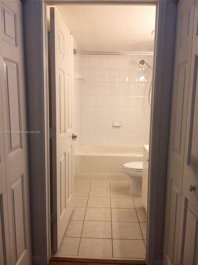 Building Photo - 7940 N Nob Hill Rd