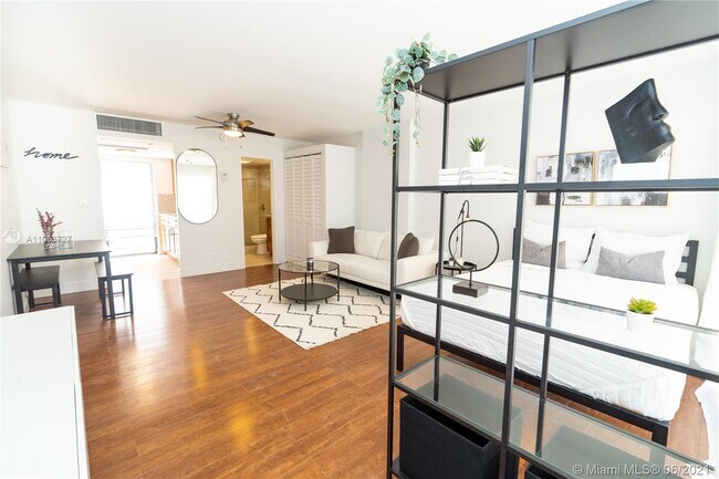 Primary Photo - 2100 NE 33rd Ave