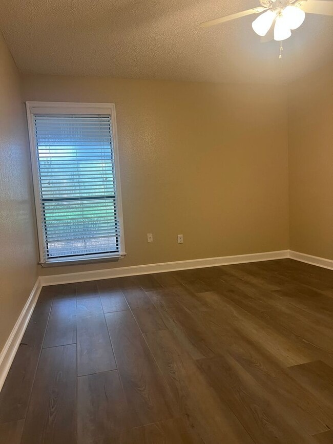 Building Photo - 2/2 first floor unit in Village Townhomes ...
