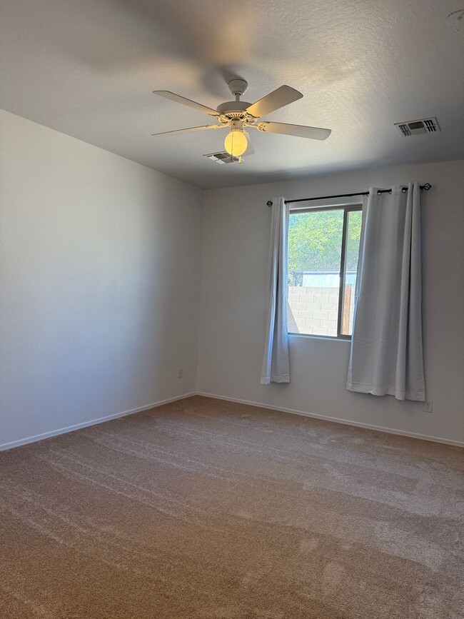 Building Photo - Laveen, Gated Community, 3 bed, 2 bath Gre...