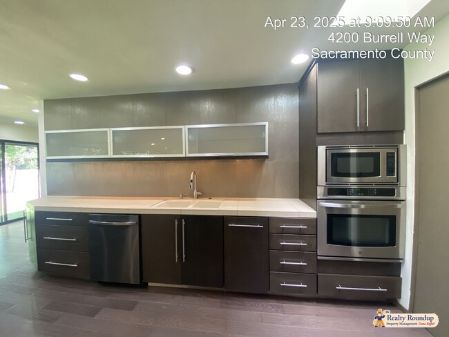 Building Photo - Sprawling Ranch with Open Floorplan & Exce...