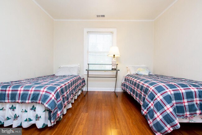 Building Photo - 303 Lincoln Ave