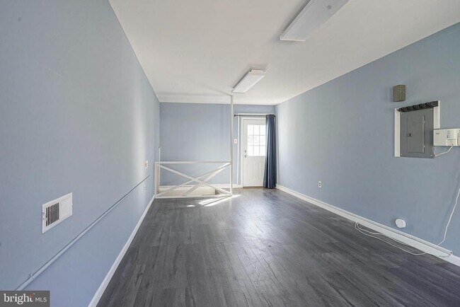 Building Photo - 1600 Holly Pkwy