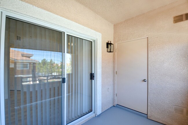 Building Photo - Gorgeous two bedroom two bathroom condo in...
