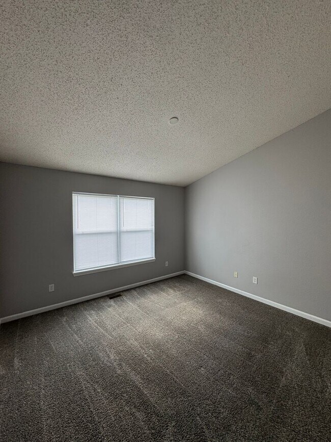 Building Photo - Noblesville 3  - R home
