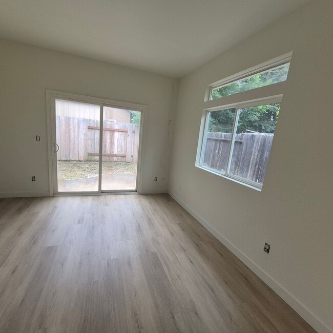 Building Photo - Single story Elk Grove home, 4 bedrooms, 2 baths; nice floor plan
