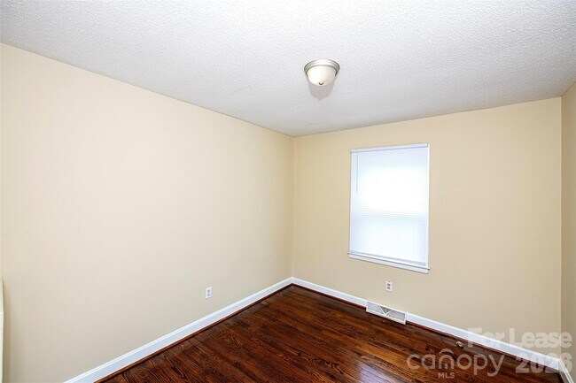 Building Photo - 2711 Springbrook Cir