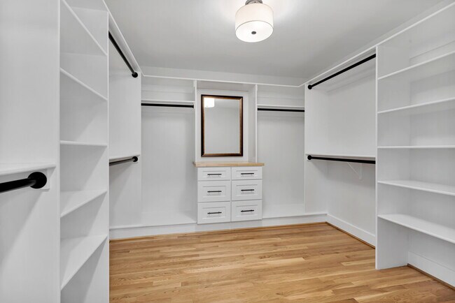 Building Photo - "Luxurious 6-Bed, 6-Bath Arlington Retreat...