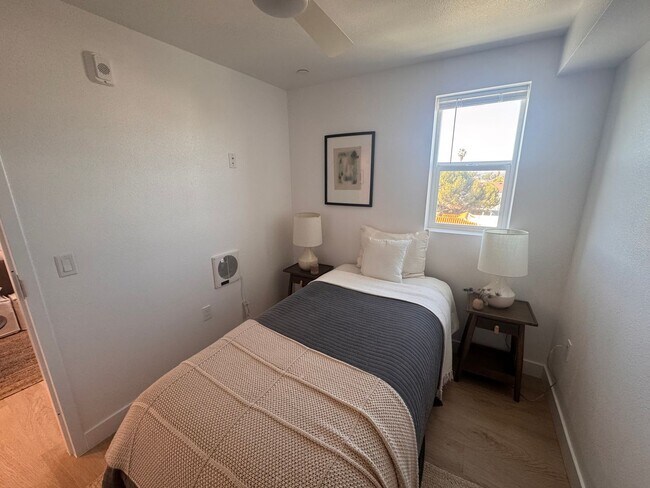 Building Photo - Modern Living in the Heart of Los Angeles