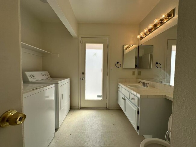 Building Photo - ozy 2-story single-family hom