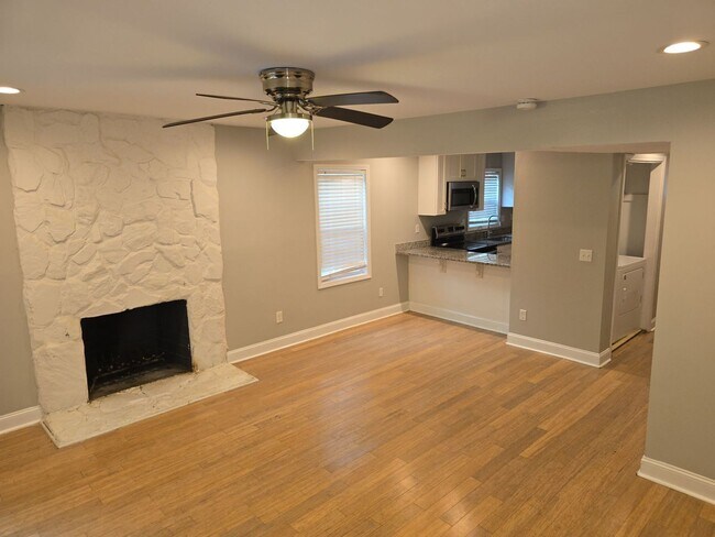 Building Photo - Charming 2-bedroom, 1-bath duplex unit