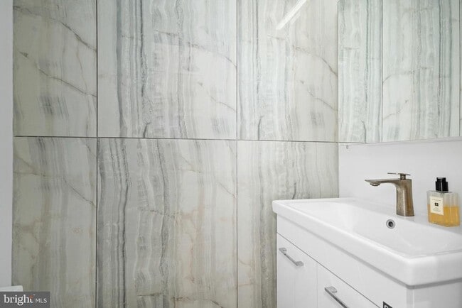 Building Photo - 317 3rd St SE