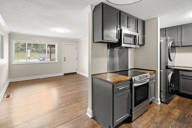 Building Photo - Renovated Cottage - Central West Asheville Location