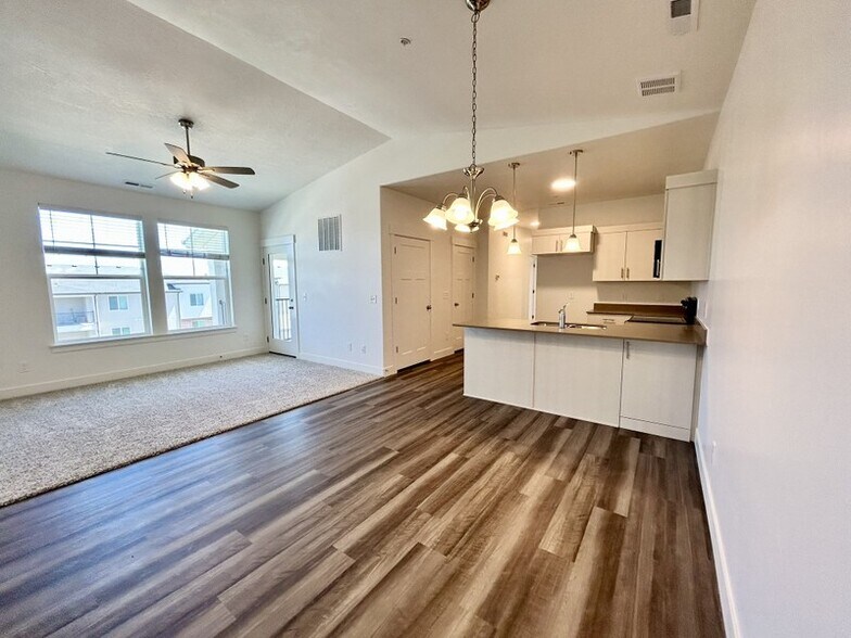 Building Photo - 13713 S Hanley Ln
