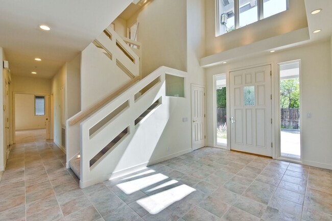 Building Photo - Large 3,767 sqft home on a 10,000 sqft lot- 2 bed located on 1st floor w/ separate entrance - Top...