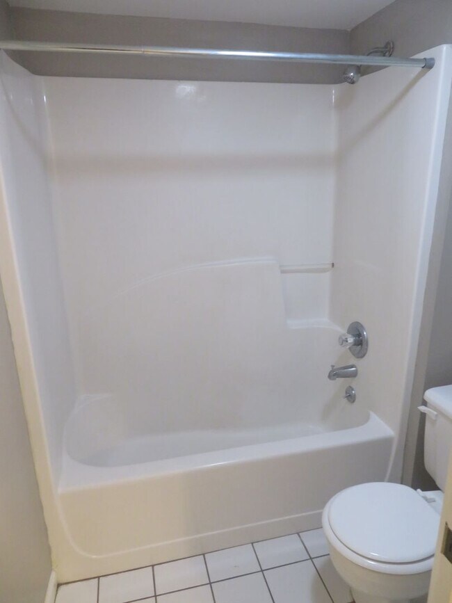 Building Photo - Laurel Villas #105 -3BR/2BA Available for AUGUST 2026 move in!