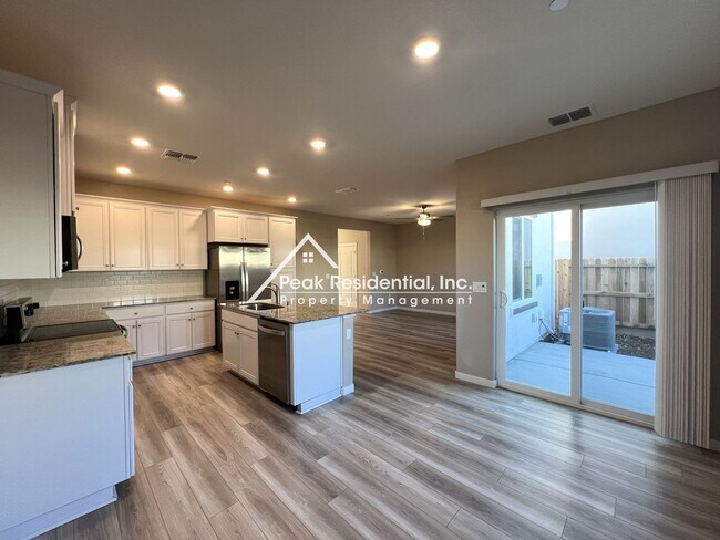 Building Photo - Updated Lincoln 4bd/2.5ba House With 2 Car...