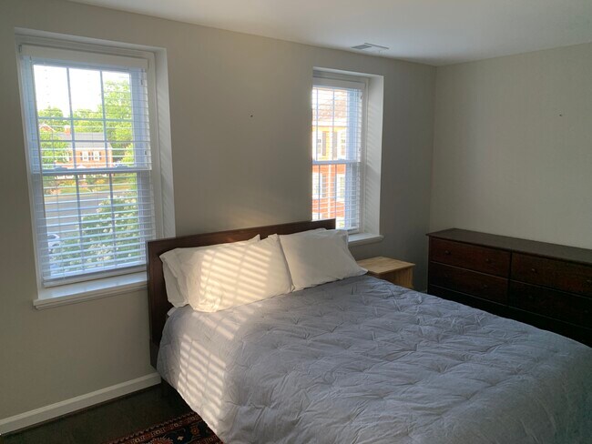 Building Photo - 2 Bed, 1 Bath Condo