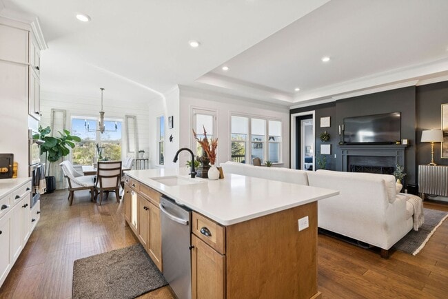 Building Photo - Luxurious living space *Fully furnished and impeccably designed*