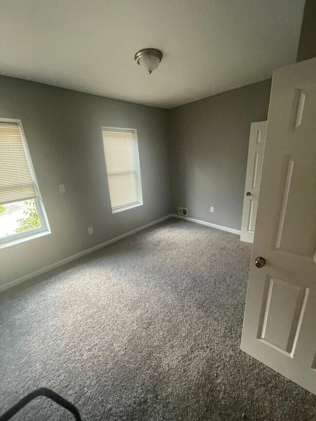 Building Photo - Recently Renovated 3 Bed 1.5 Bath Ready To Move In ASAP