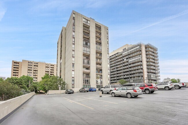 Building Photo - $1,395.00, stunning 1 bed, 1 bath condo in...