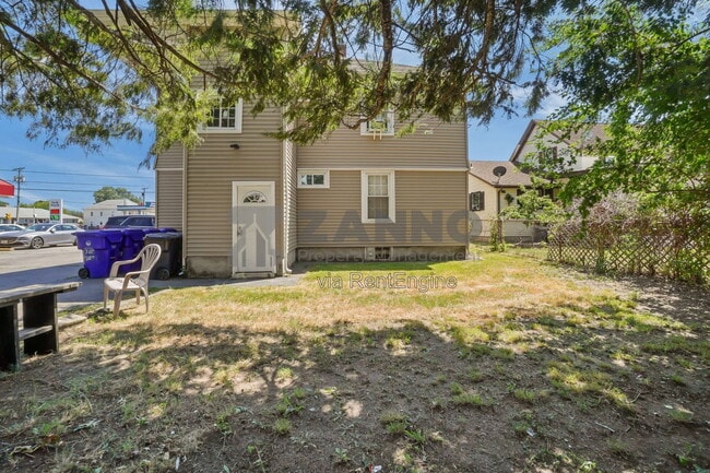 Building Photo - 72 Mowry St