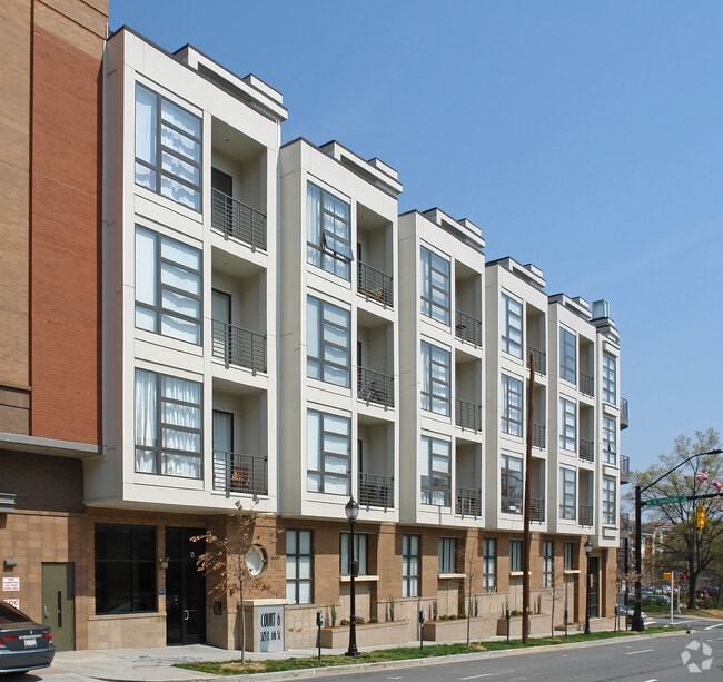 Building Photo - Court 6