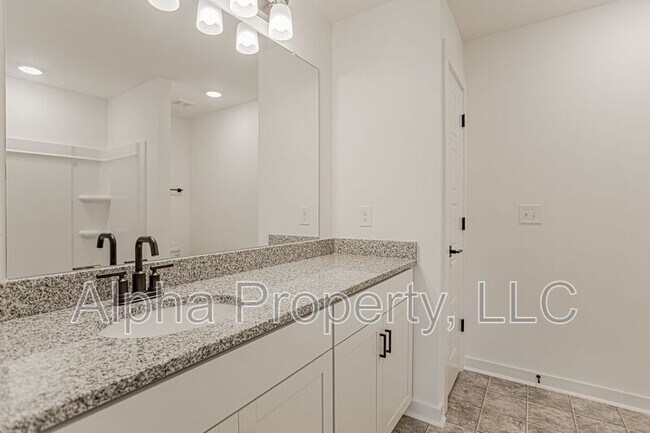 Building Photo - 1218 Westgate Vlg Dr