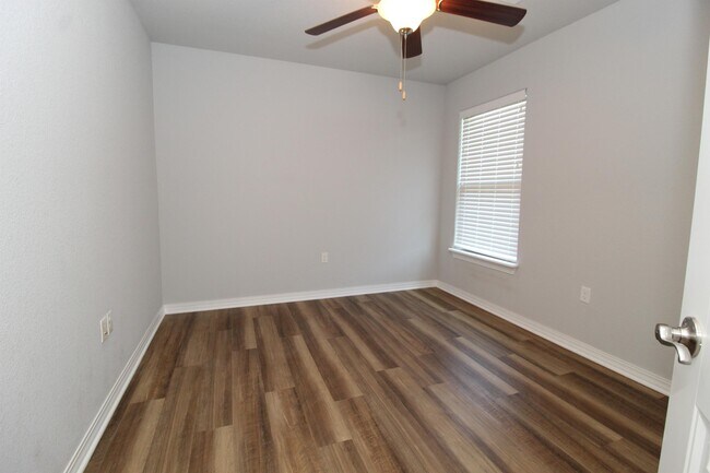 Building Photo - 4418 W Divide Dr