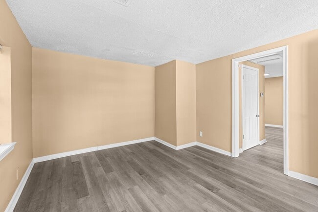 Building Photo - Charming 3 Bedroom 2 Bathroom Home