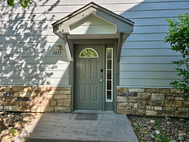 Building Photo - Spacious, Updated 2BR / 2 BA Condo in Gated Community!