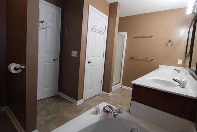 Building Photo - 280 Trillium Ln