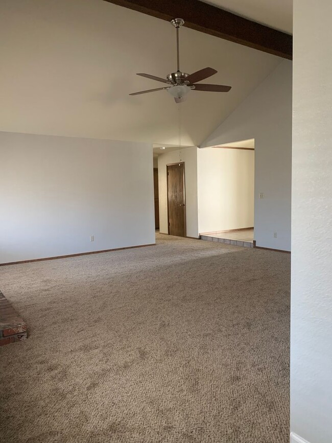 Building Photo - 3 BR 2 BA Available Now