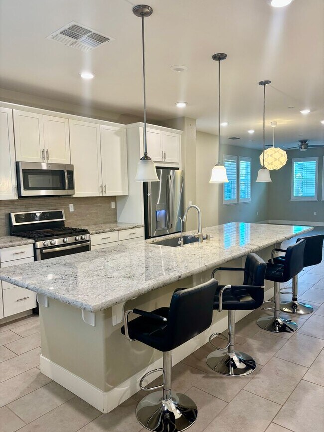 Building Photo - Must see beautiful and large Townhome in Dublin- Close to Everything!