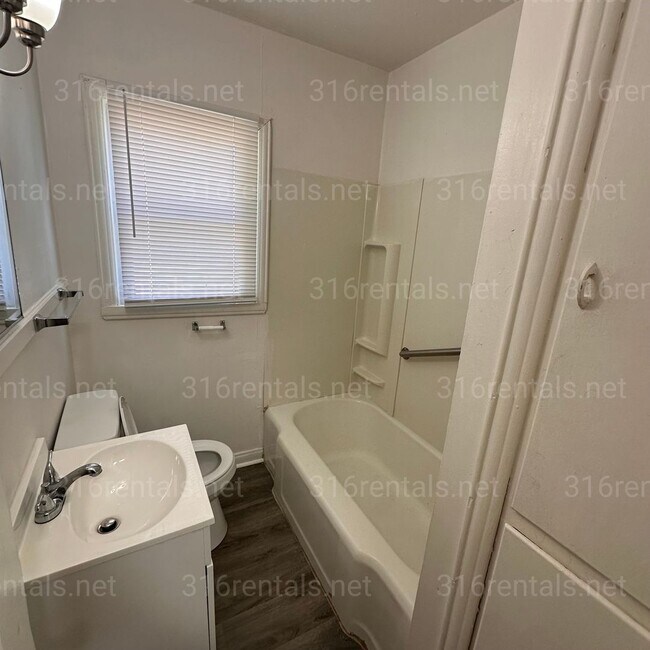 Building Photo - $525 - 1 bed 1 bath - Duplex *COMING SOON*