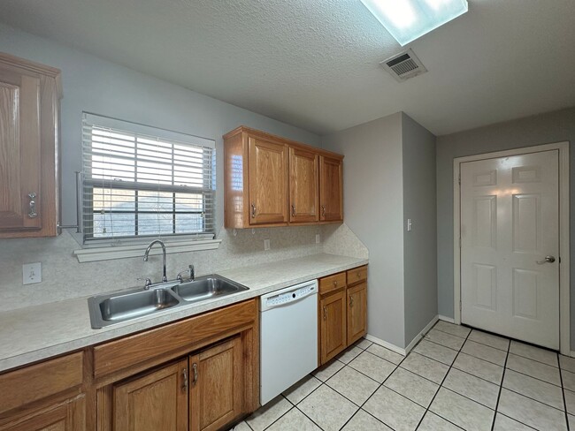 Building Photo - Beautiful 3 Bed 2 Bath Home w/ 2-Car Garage