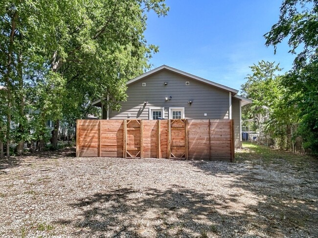 Building Photo - Newly Renovated 2-Bedroom Duplex Near Downtown!