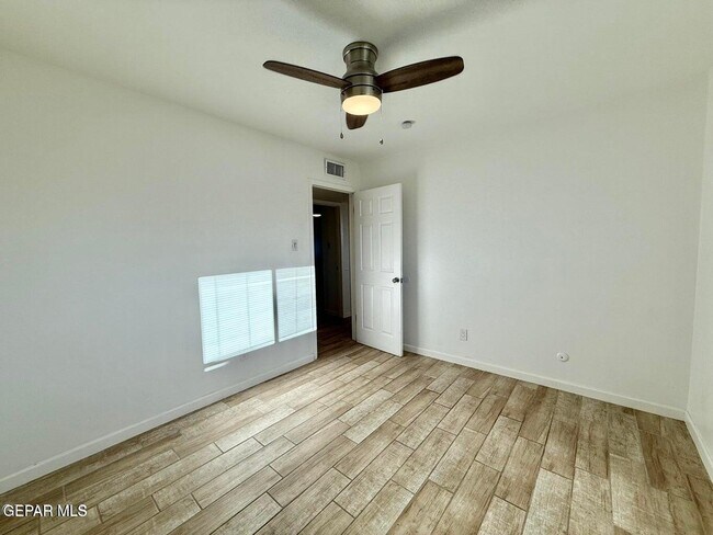 Building Photo - 10833 Cardigan Dr