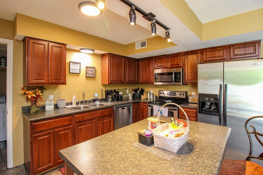 Kitchen - 405 Mimosa Ct