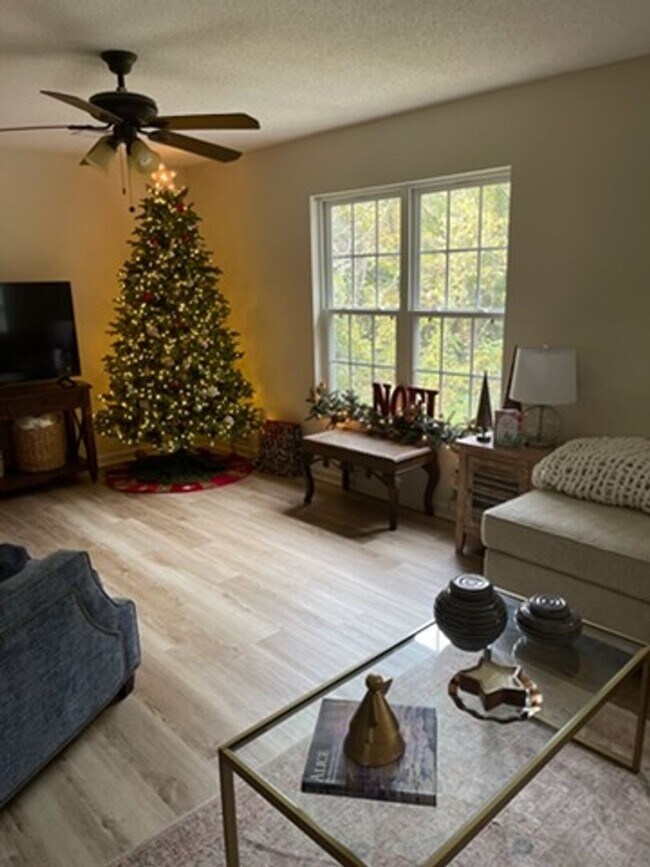 Building Photo - 253 Riverrun Dr