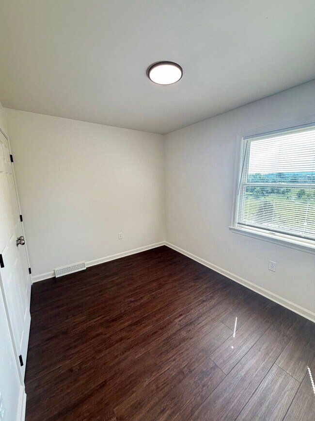 Building Photo - 33 Park View Dr