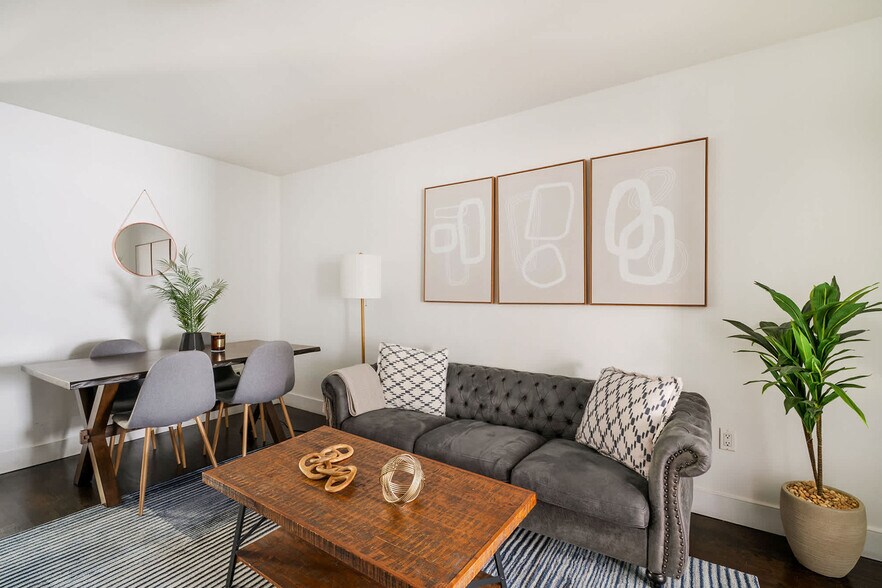 Building Photo - 359 W 39th St