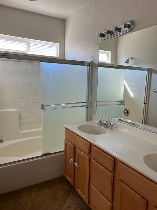 Building Photo - Low-Maintenance 3BR/3BA Home in Elk Grove – Walking Distance to Shops & Restaurants