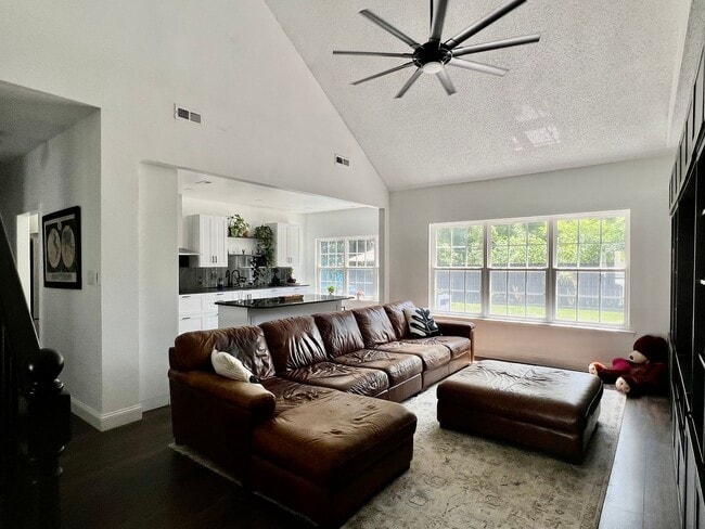 Building Photo - 4BD/2.5BA Gorgeous Home with Fence Backyar...