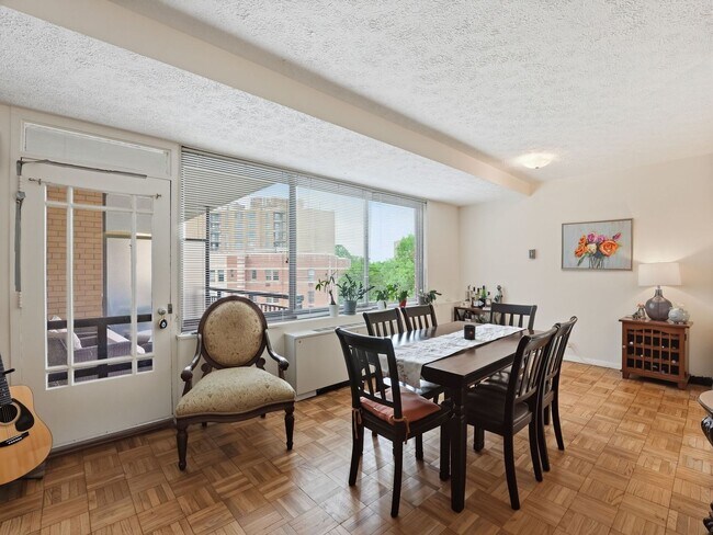 Building Photo - Oversized One-Bedroom Condo in a Prime Van Ness Location!