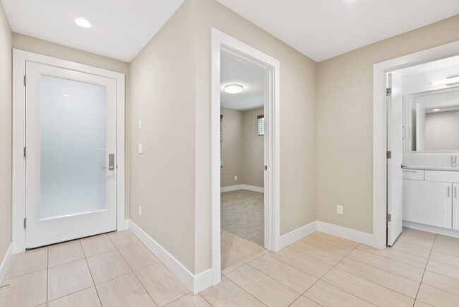 Building Photo - ULTRA-MODERN Townhome w/AC and Views in th...