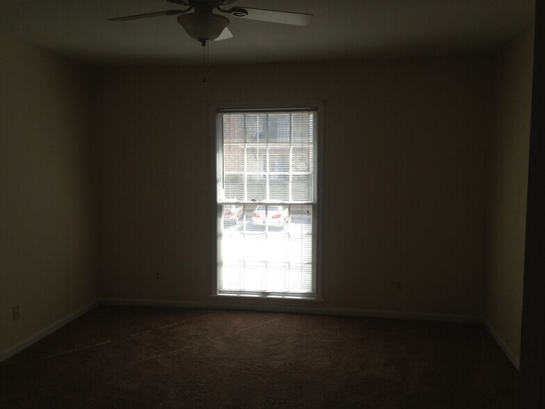 Building Photo - 809 Highwood Dr